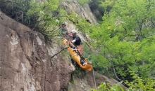 一市民登山时发生意外，山东青岛红十字搜救队15名队员历时两个半小时救援