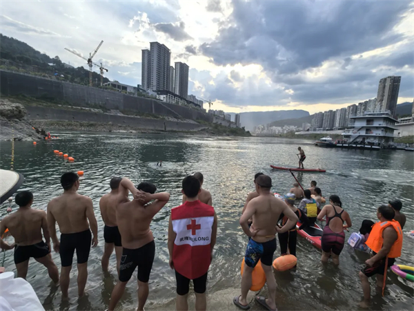 水中奋勇救人 水上筑牢防溺水屏障 这支红十字防溺水志愿服务队很赞！