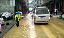 暴雨袭击广西凤山 民警人力背运助学生应考